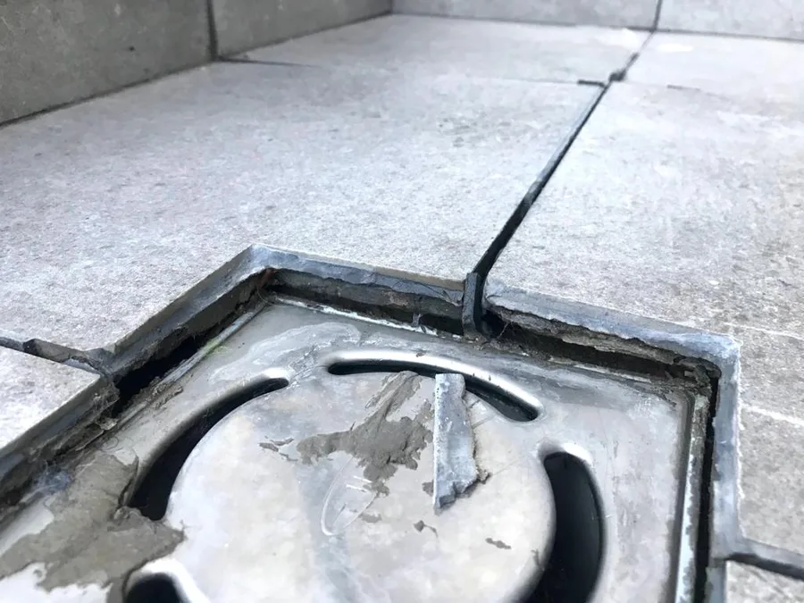 Membrană bituminoasă degradată în jurul unei scurgeri