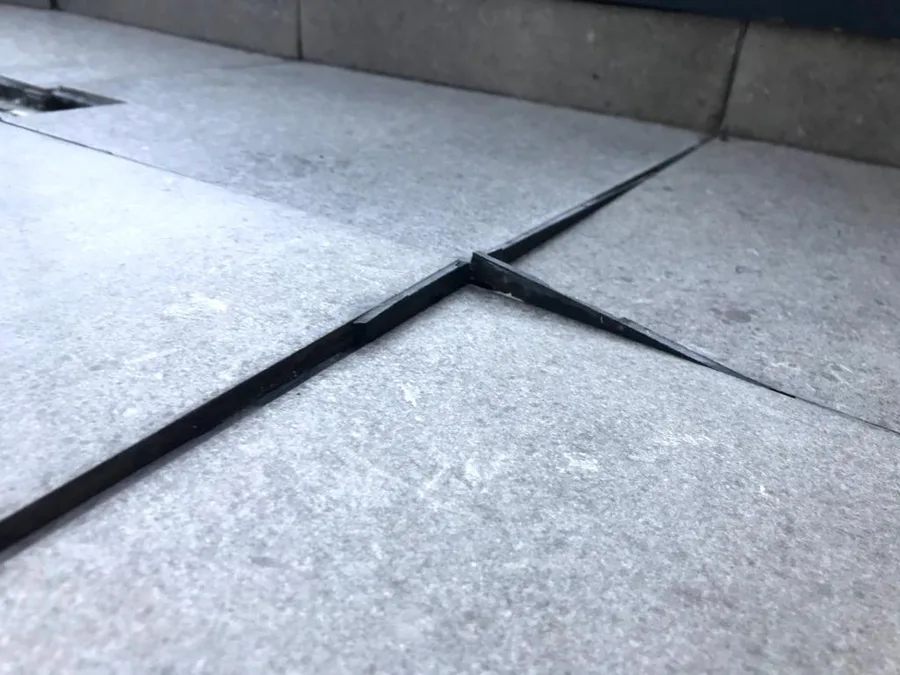 Rost de dilatare crăpat între plăci ceramice de exterior