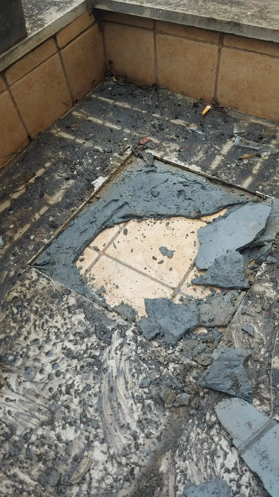 Sistem montat greșit pe balcon: gresie nouă lipită cu adeziv peste gresia veche