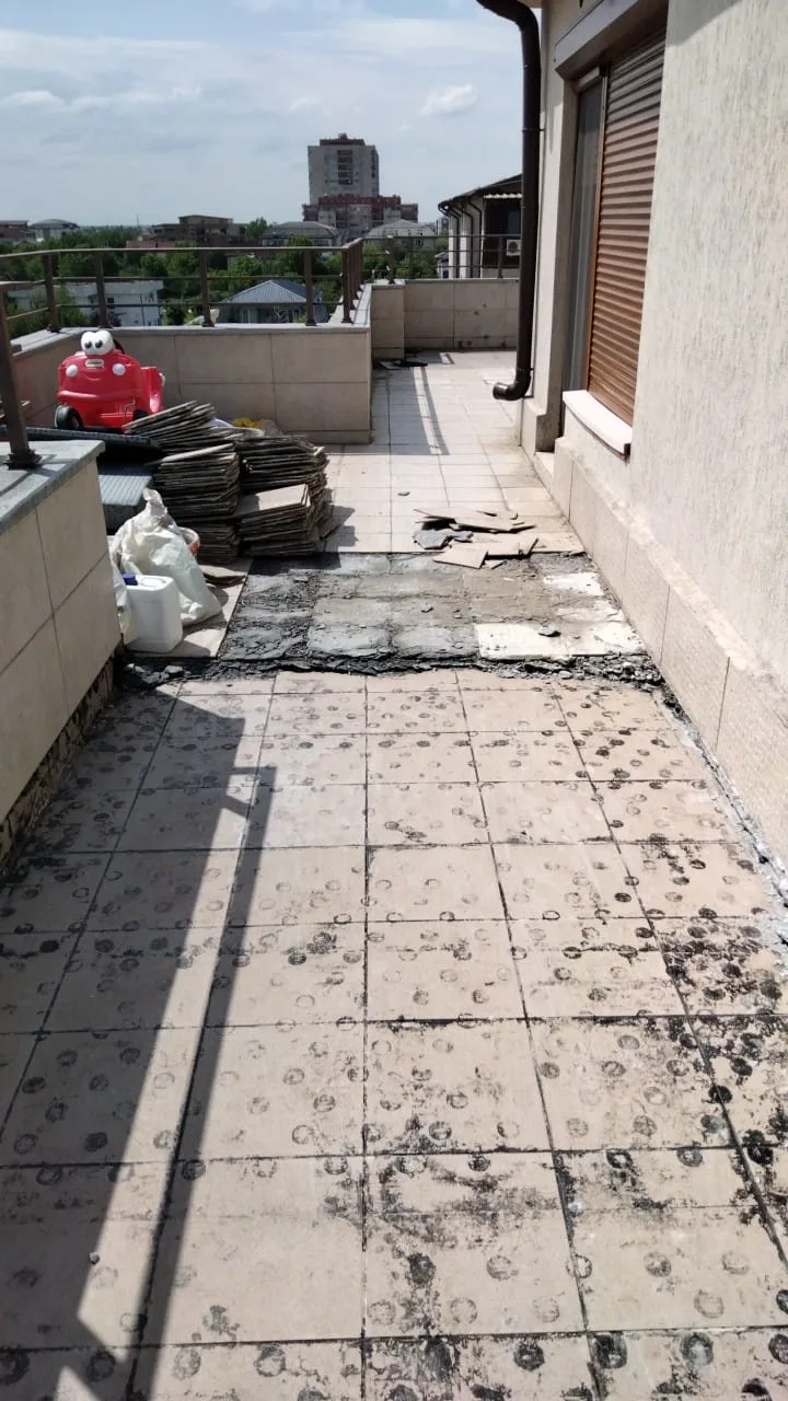 Membrană bituminoasă lipită la flacără peste gresie deteriorată, acoperită apoi cu un nou strat de gresie