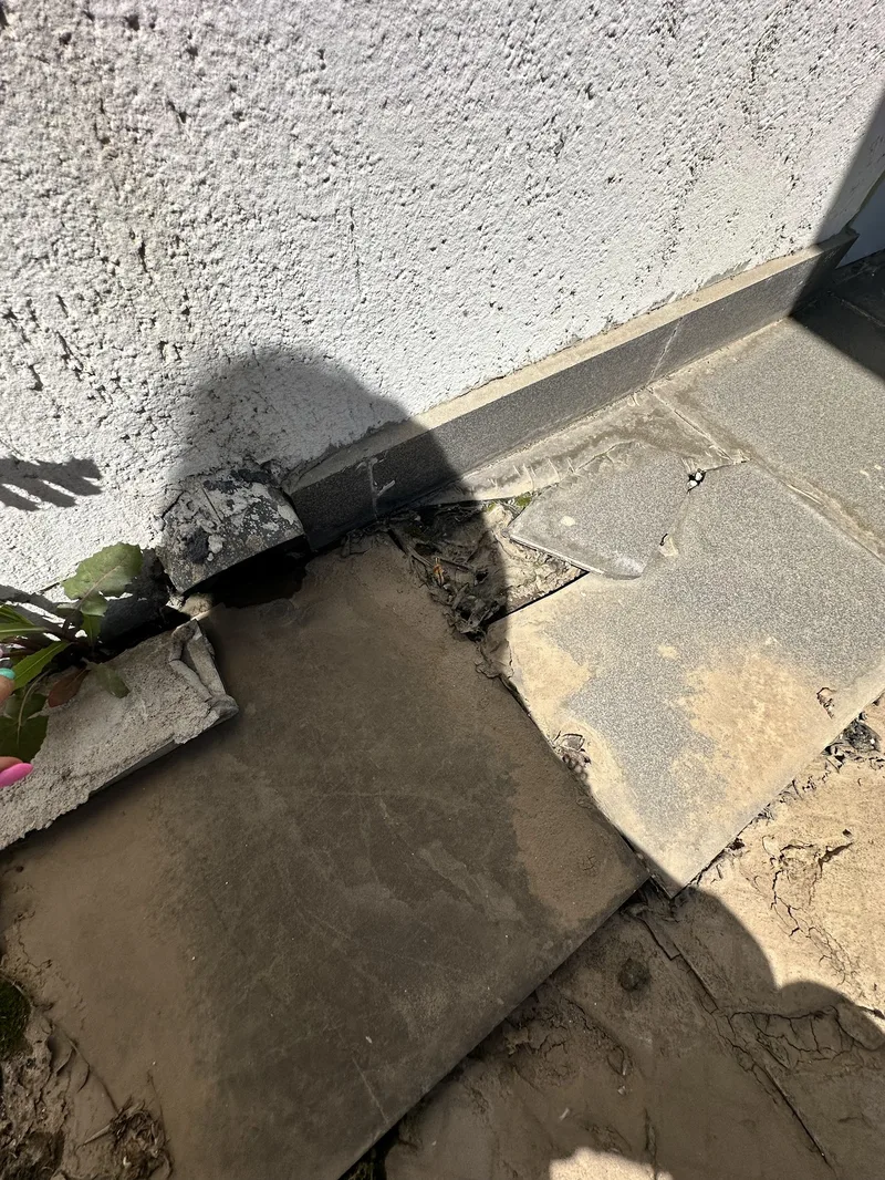 Eflorescențe albe și gresie degradată pe un balcon