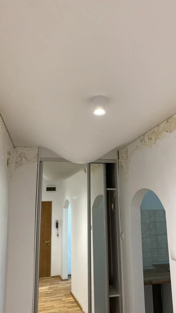 Tencuială umedă și desprinsă pe tavanul de sub balcon