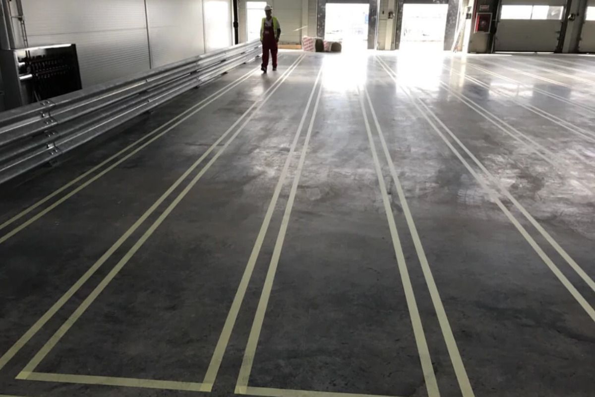Muncitor intr-un spatiu industrial cu pardoseala poliuretanica