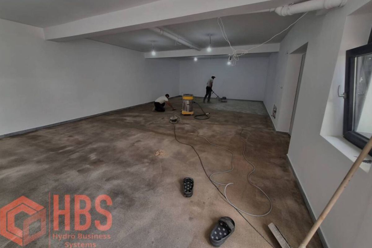 Profesionisti HBS care aplica pardoseala epoxidica in garaj