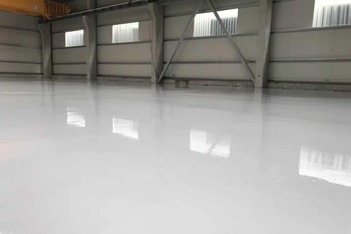 pardoseala epoxidica in hala comerciala
