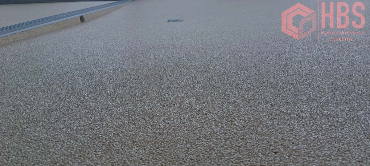 Detaliu de textură al covorului de piatră naturală cu granulație 2–4 mm