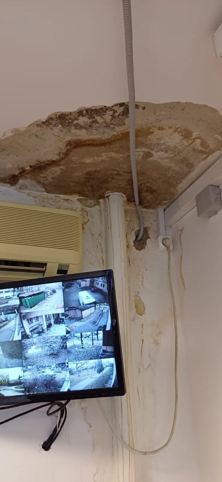 Tavan de subsol cu infiltrație gravă, înainte de intervenție