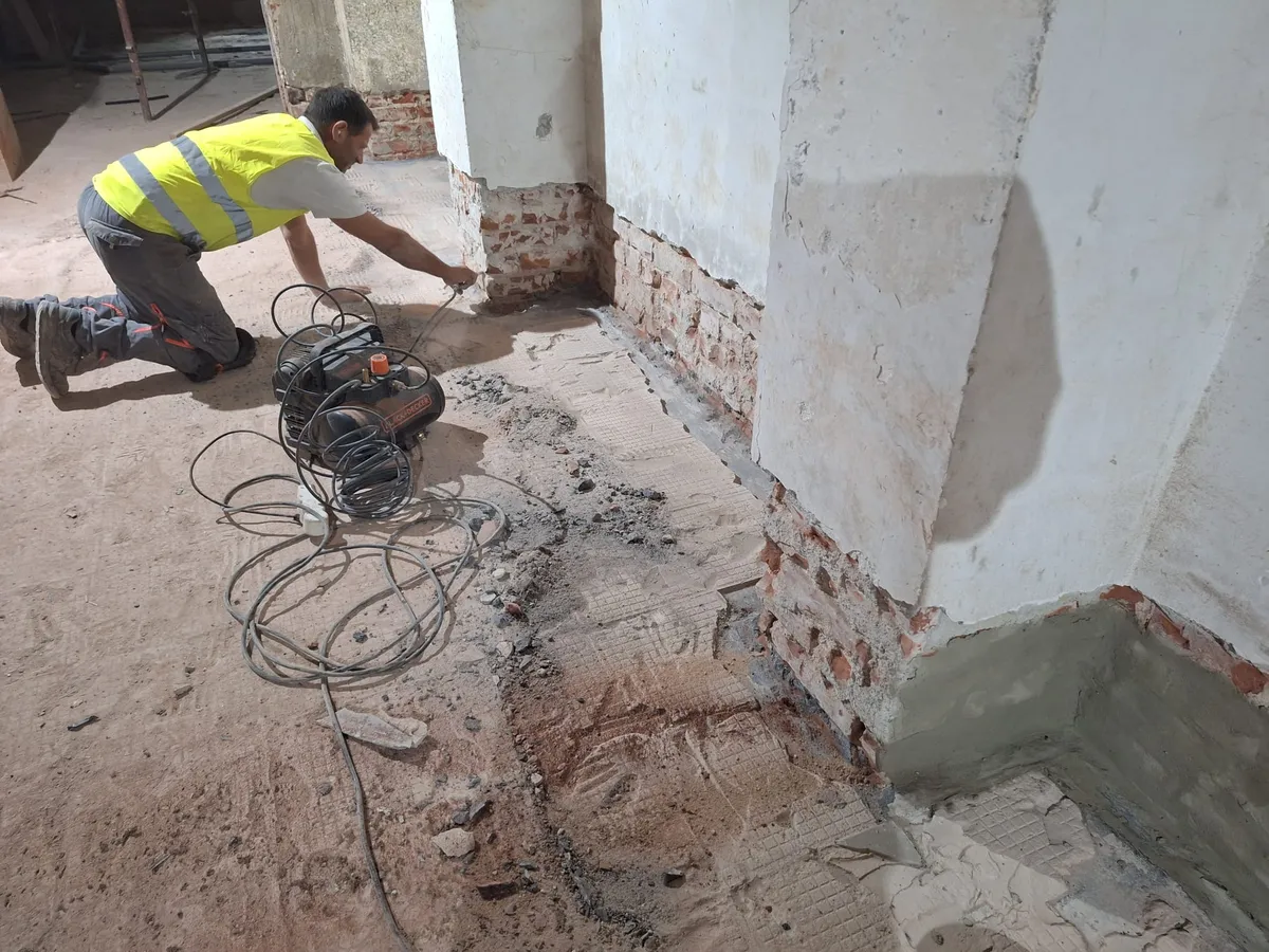 Pregătirea bazei peretelui înainte de aplicarea sistemului INTRASIT®