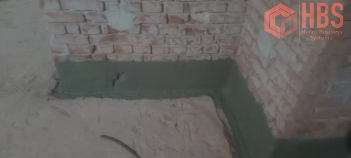 Colț de demisol cu scafa minerală proaspăt aplicată