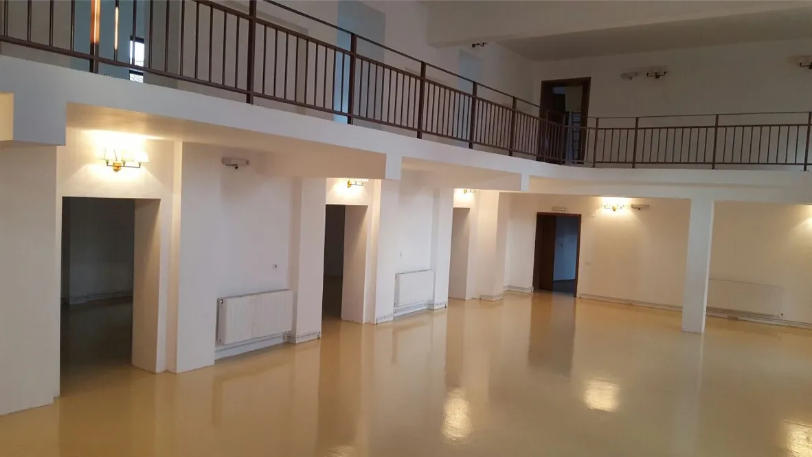 Sală de evenimente cu pardoseală epoxidică decorativă, finalizată de HBS