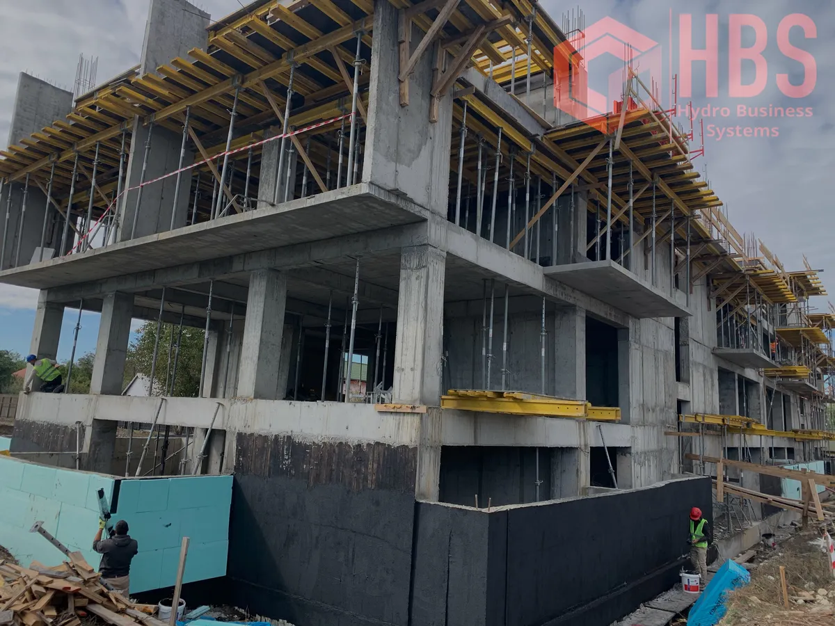 Clădire în construcție cu fundația hidroizolată cu sistem bituminos continuu