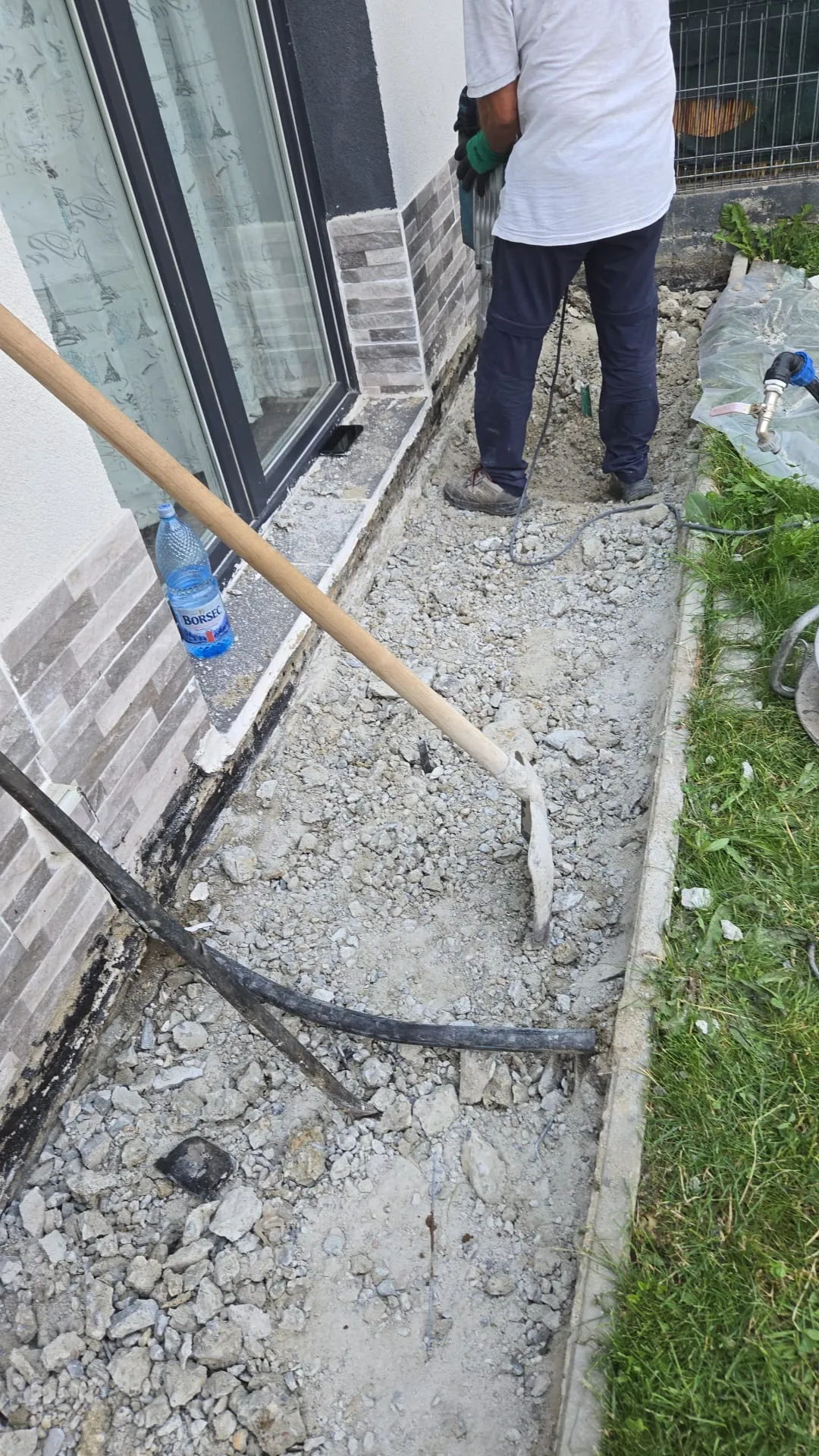 Decopertarea perimetrală a fundației unei case existente, pentru hidroizolarea externă