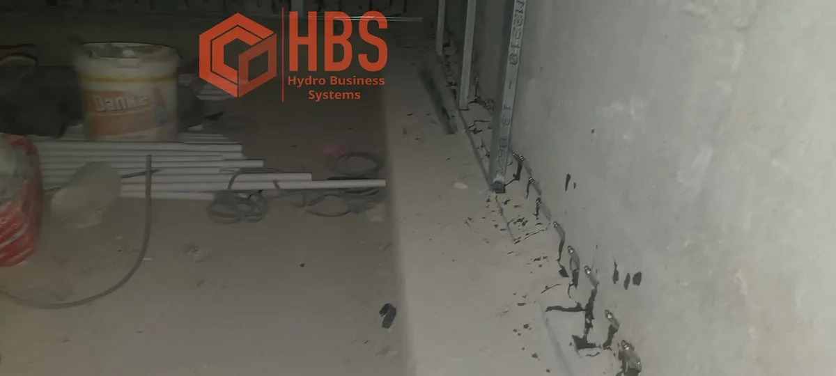 Packere de injectare montate de-a lungul fisurii de la baza peretelui de beton