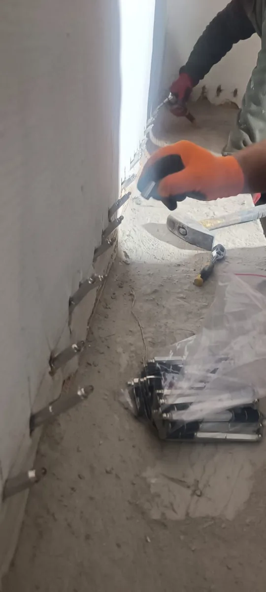 Montarea pacherelor de injectare pe perete, de-a lungul fisurii