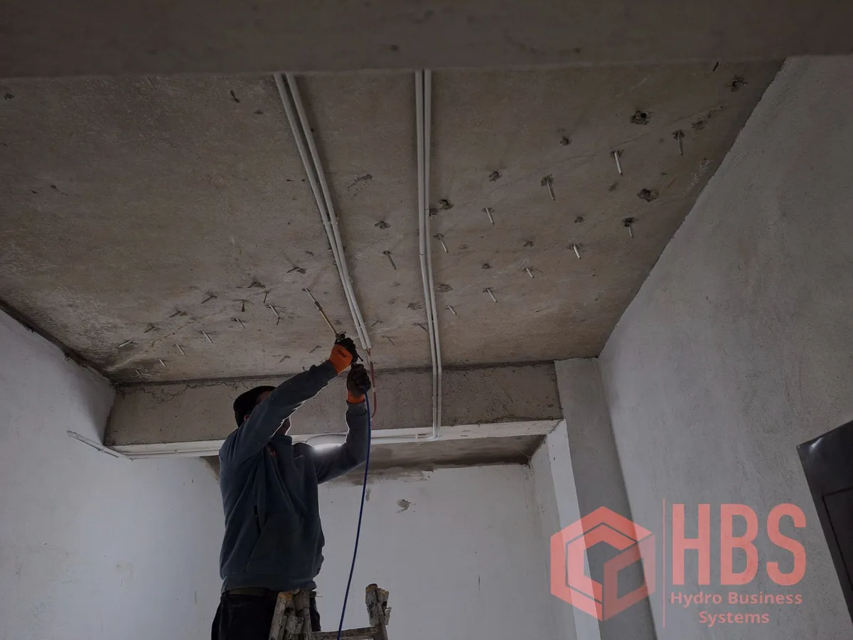 Injectarea fisurii din planșeul de beton, cu packere montate în tavan