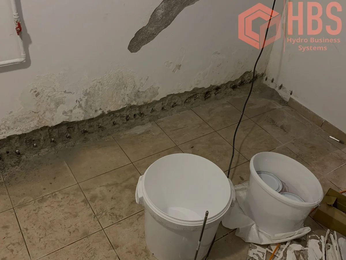 Traseul fisurii etanșat la racordul perete–pardoseală, după injectare