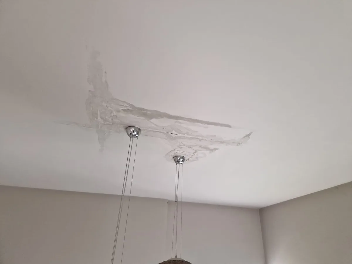Tavan cu pete de umezeală înainte de intervenție