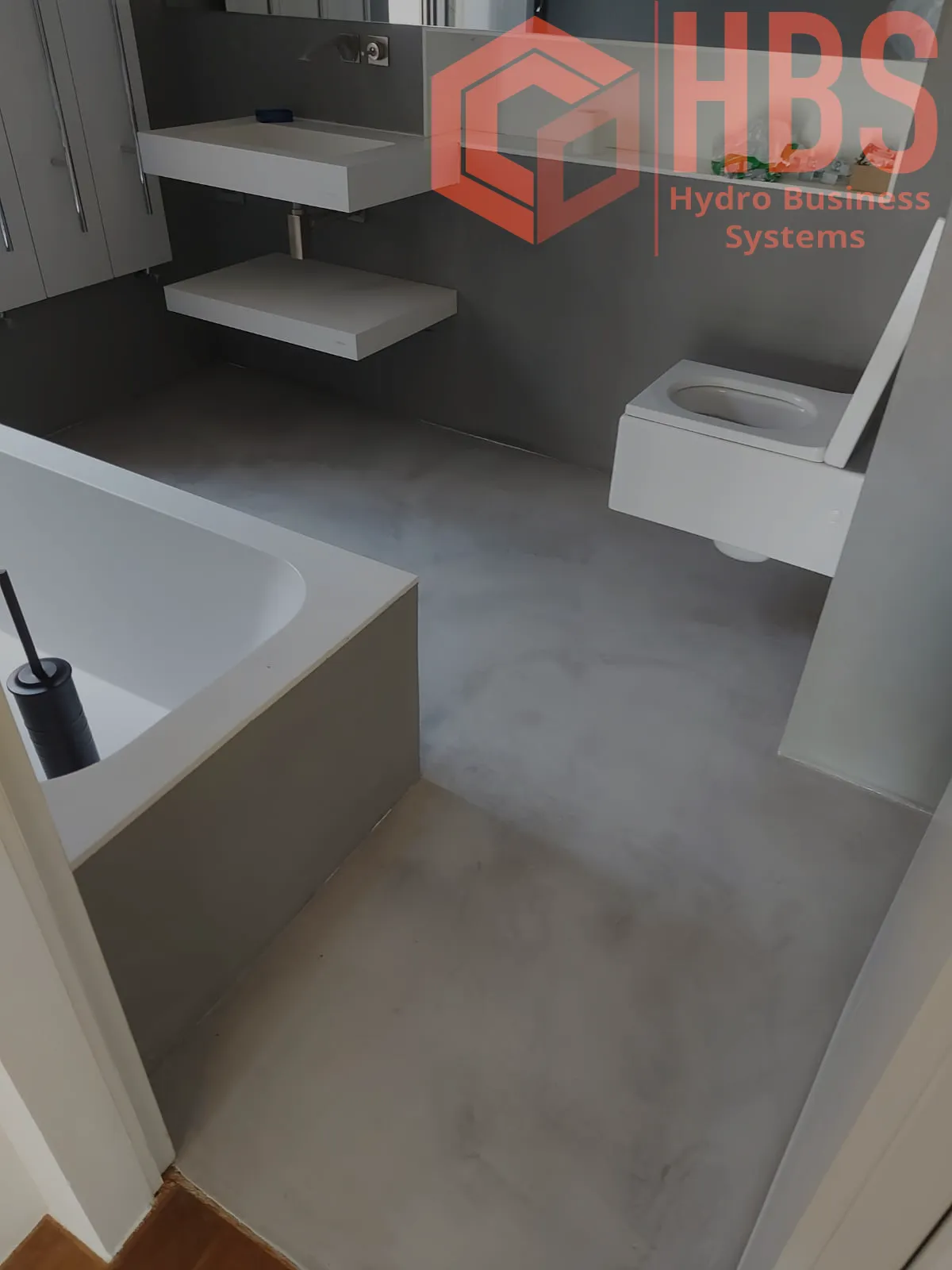 Zonă de duș finisată cu microciment, fără placări ceramice