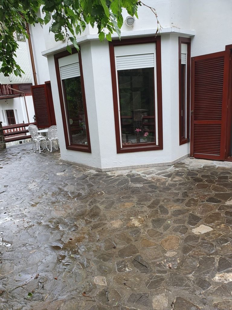 Proiect Sinaia – hidroizolație terasă circulabilă cu covor de piatră naturală, fotografia 9