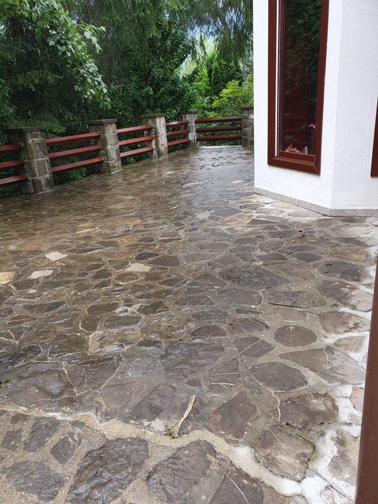 Proiect Sinaia – hidroizolație terasă circulabilă cu covor de piatră naturală, fotografia 8