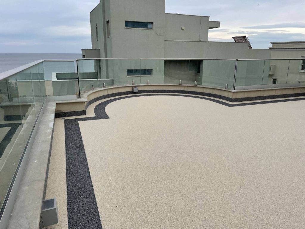 Proiect Vila Mamaia – hidroizolație terasă circulabilă cu covor de piatră naturală, fotografia 1