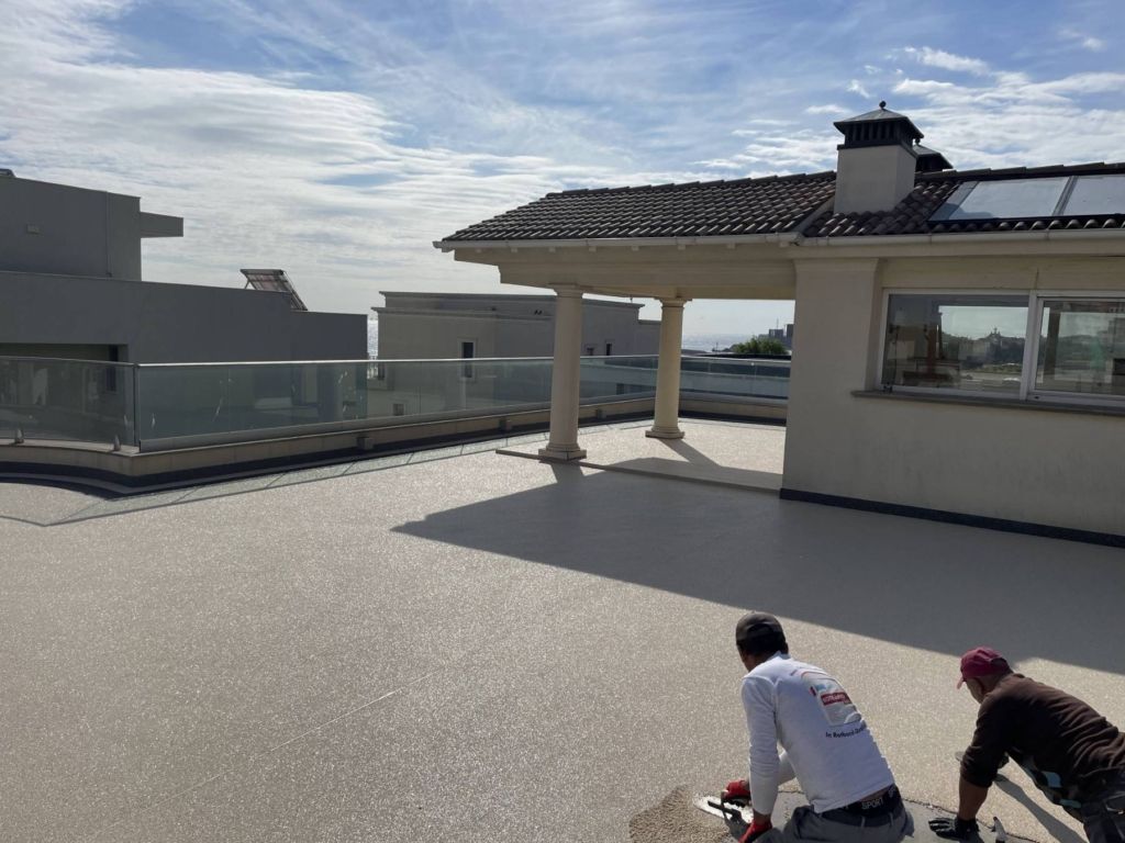 Proiect Vila Mamaia – hidroizolație terasă circulabilă cu covor de piatră naturală, fotografia 2