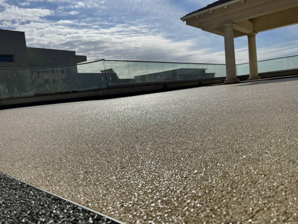 Proiect Vila Mamaia – hidroizolație terasă circulabilă cu covor de piatră naturală, fotografia 3