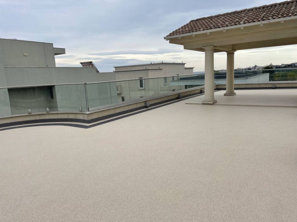 Proiect Vila Mamaia – hidroizolație terasă circulabilă cu covor de piatră naturală, fotografia 4