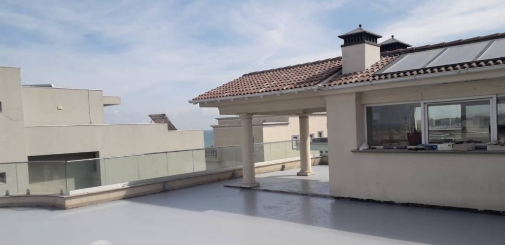 Proiect Vila Mamaia – hidroizolație terasă circulabilă cu covor de piatră naturală, fotografia 8