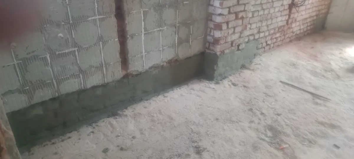 Perete de cărămidă pregătit pentru tencuiala de renovare