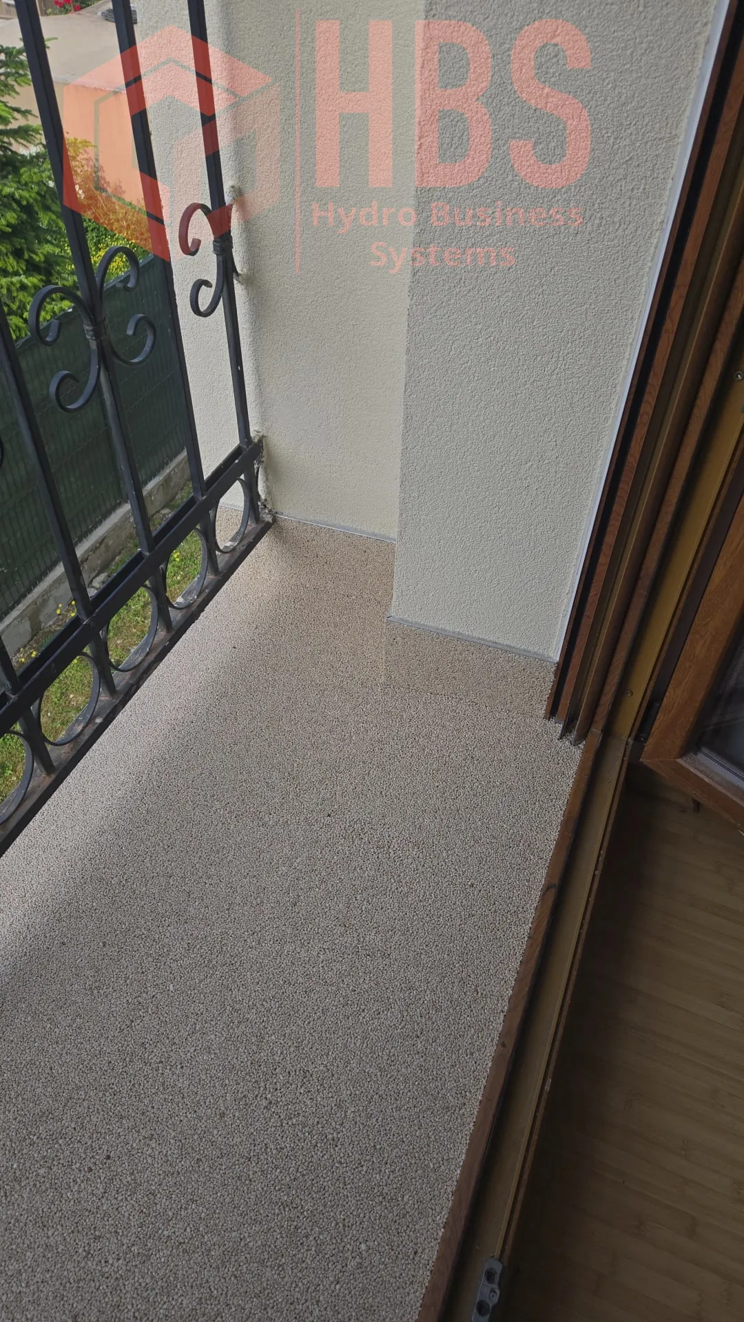 Balcon finisat cu covor de piatră naturală bej
