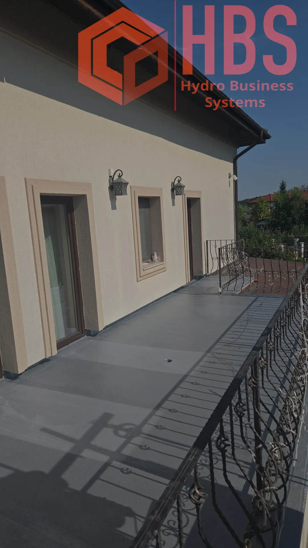 Terasă de casă finalizată cu membrană poliuretanică gri