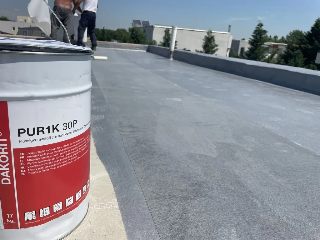 Găleată de DAKORIT® PUR1K 30P pe terasa hidroizolată