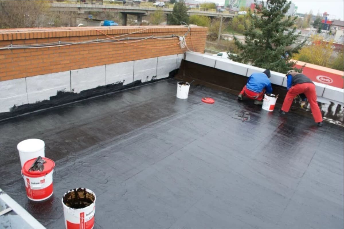 echipa HBS care realizeaza hidroizolatia acoperisului