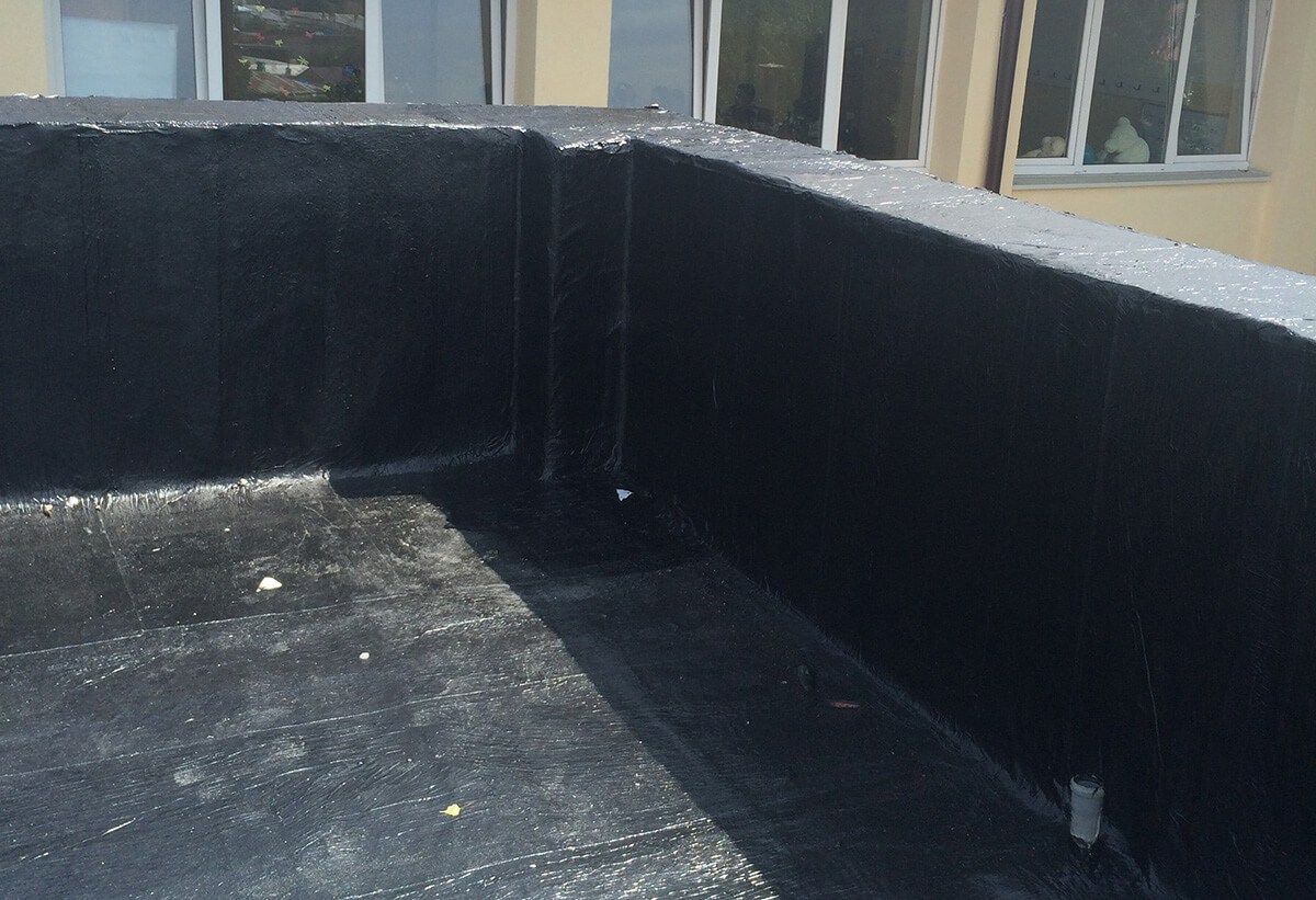 Proces de reparare a hidroizolației la atic cu bitum