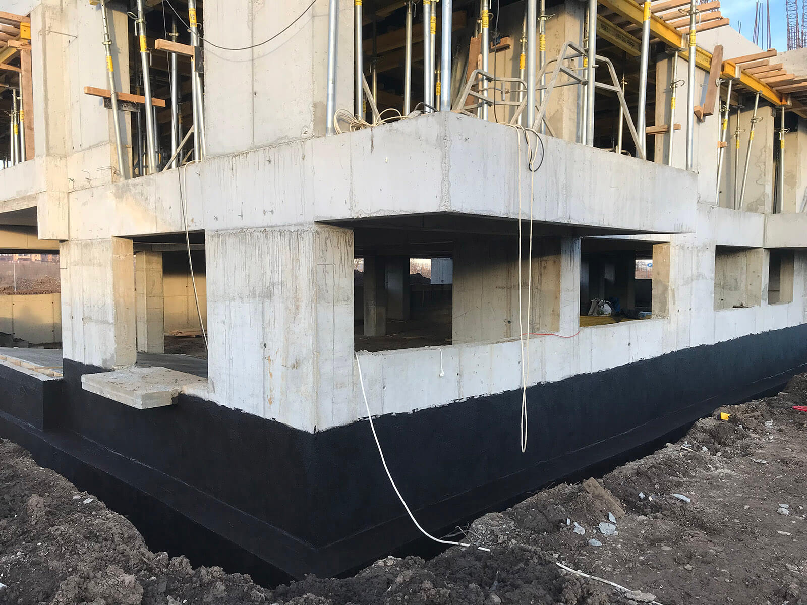 Hidroizolație vs. Impermeabilizare: diferențiere și aplicabilitate la fundații