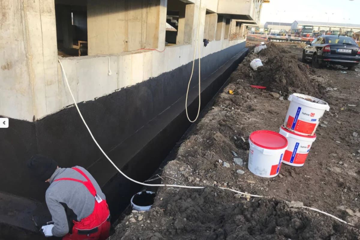 echipa HBS care realizeaza hidroizolatia fundatiei pentru locuinta