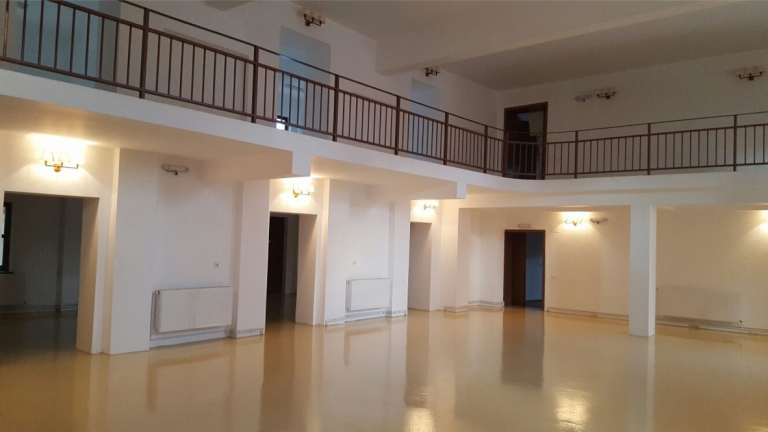 Proiect de pardoseli aplicate într-un spațiu comercial.