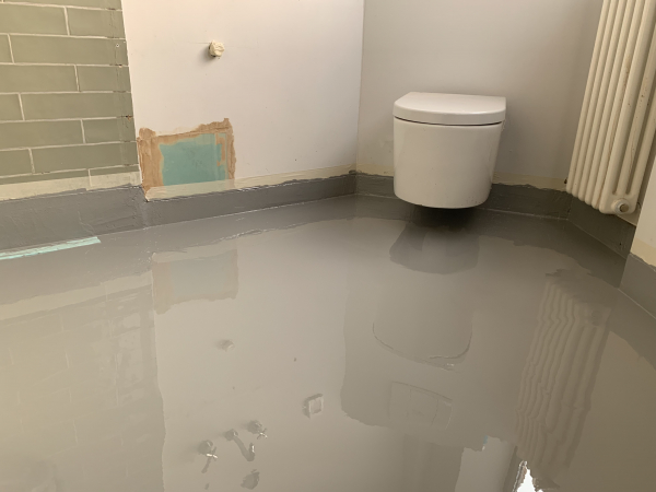 pardoseli-expoxidice-baie-apartament-2