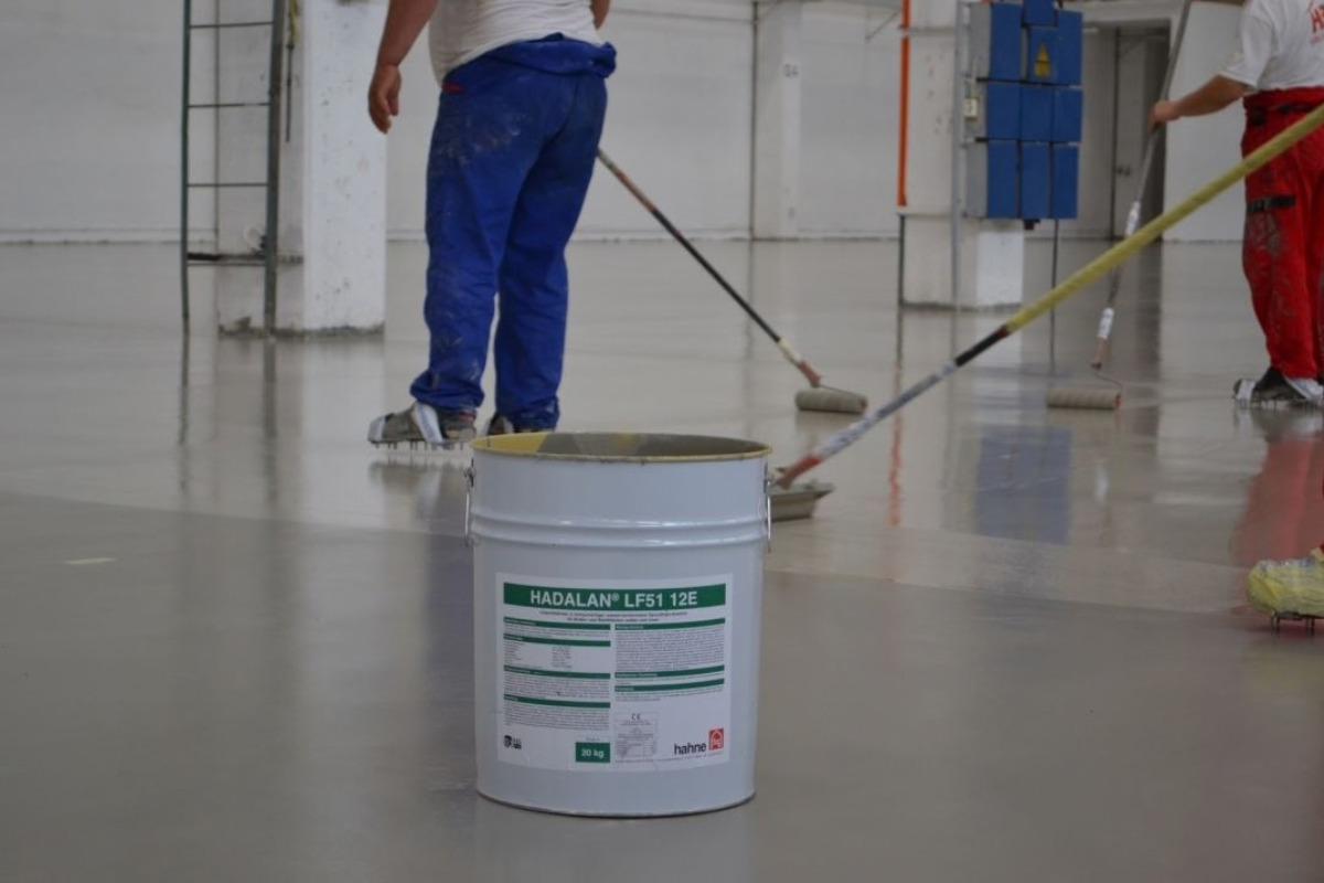 echipa HBS realizand proiect pardoseala epoxidica