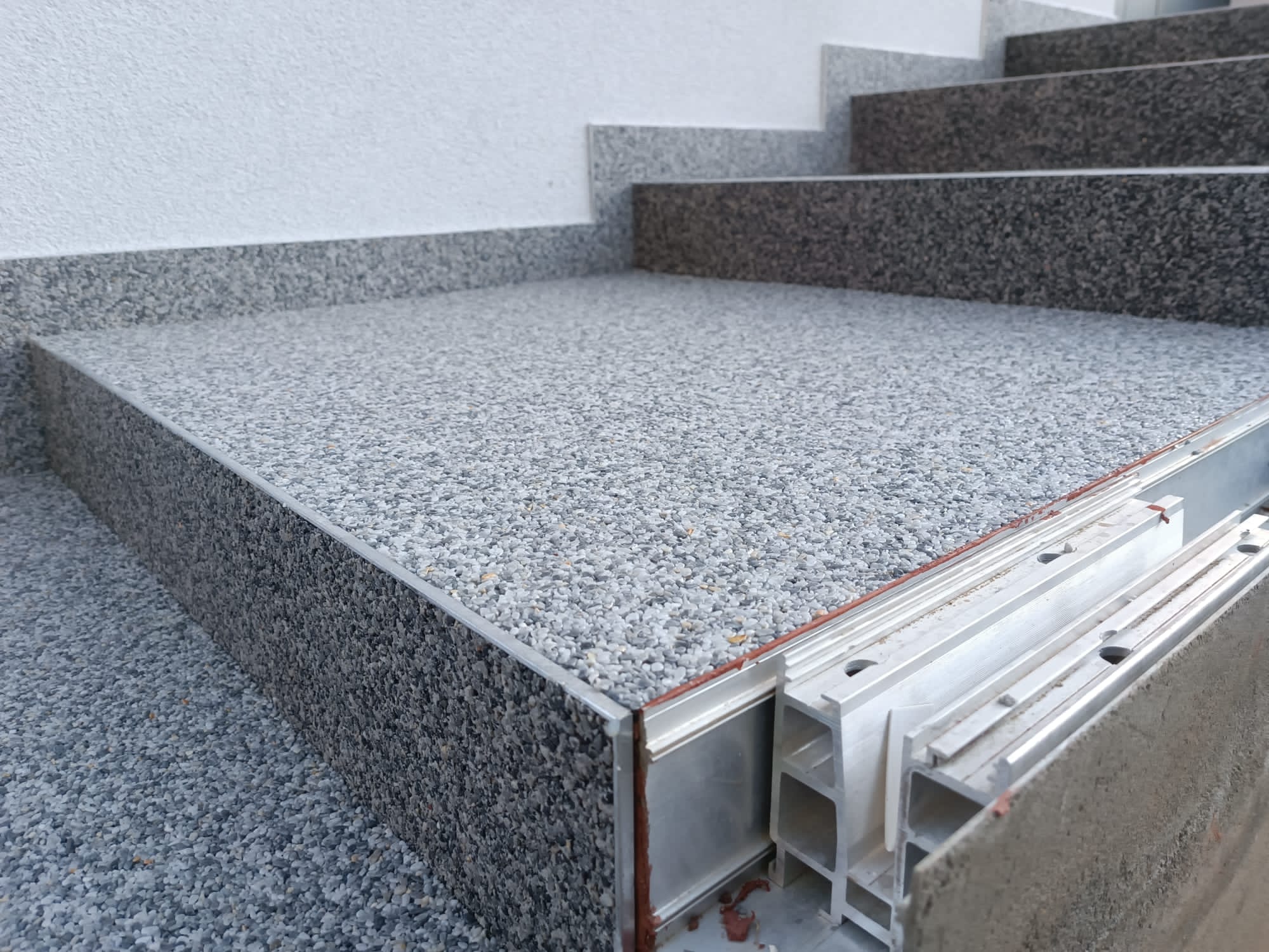 Hidroizolație terase circulabile – Soluție fiabilă pentru protecția suprafețelor expuse