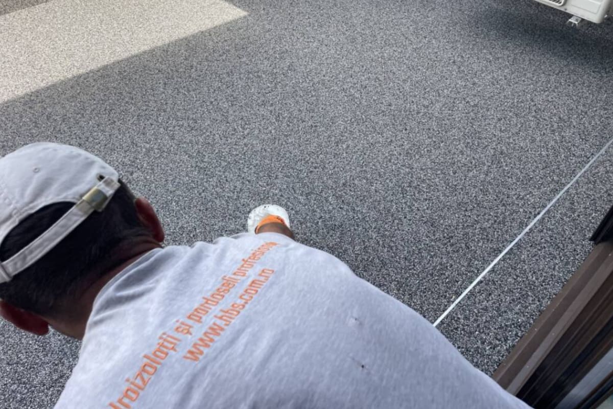 echipa HBS care hidroizoleaza terasa circulabila