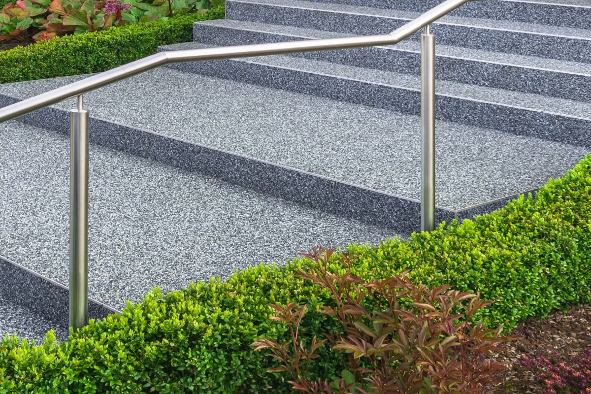 covor din piatra naturala pe treptele unei proprietati comerciale