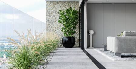 balcon modern deschis cu plante verzi si piatra naturala