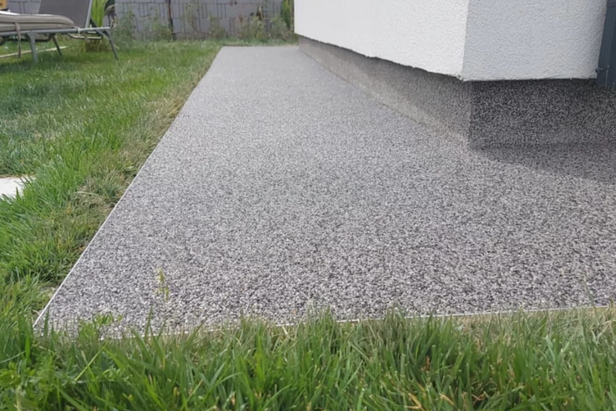 Covor din marmura intre casa si gradina