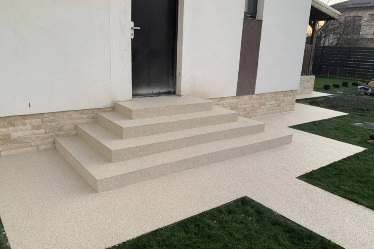 Covor din marmura pe trepte si in gradina casei