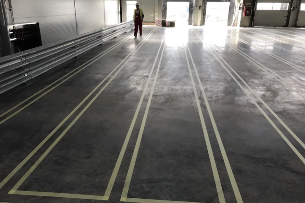 Muncitor intr-un spatiu industrial cu pardoseala poliuretanica