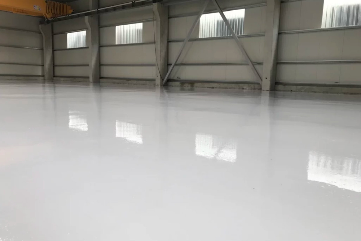 pardoseala epoxidica in hala comerciala