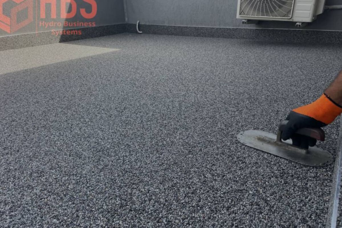 profesionist HBS care aplica finisaj hidroizolatie covor piatra naturala