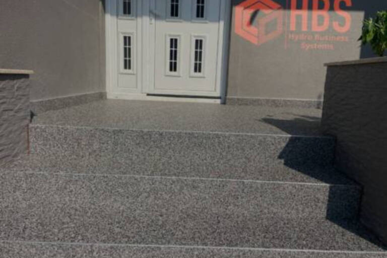 covor din piatra naturala marmura in zona de acces casa aplicat de HBS